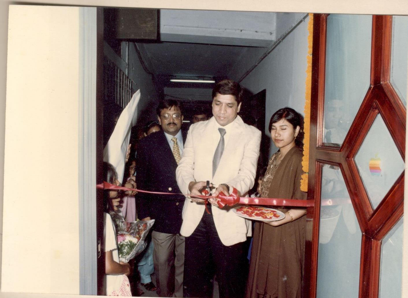 Grand Opening with Alok Baraya – A momentous occasion as Alok Baraya, then Location Head of Aptech, inaugurates our journey.